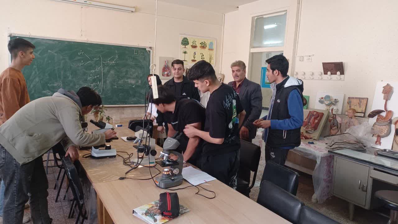 حضور دانش آموزان در آزمایشگاه مرکزی پژوهش سرای شهید شهریاری